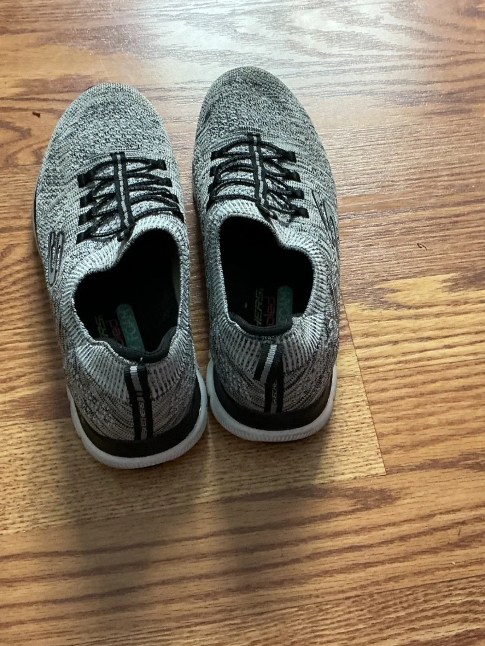 Skechers black white